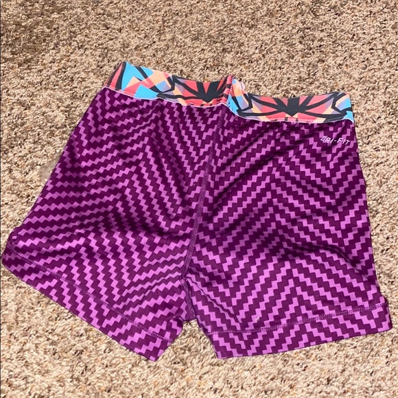 Nike - Picture 2 of 4